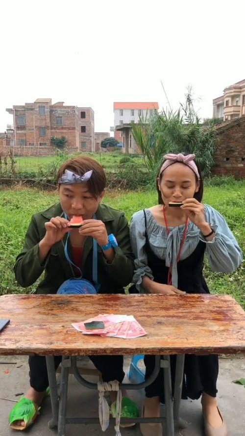 吃瓜父子俩吃瓜比赛,吃瓜大赛欢乐上演